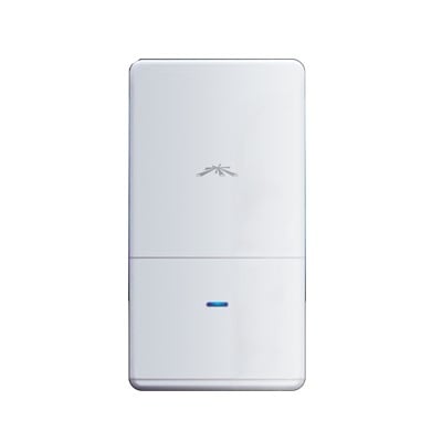 Punto de acceso UniFi para exterior, omnidireccional doble banda MIMO 3x3, 802.3at, hasta 200 usuarios concurrentes.